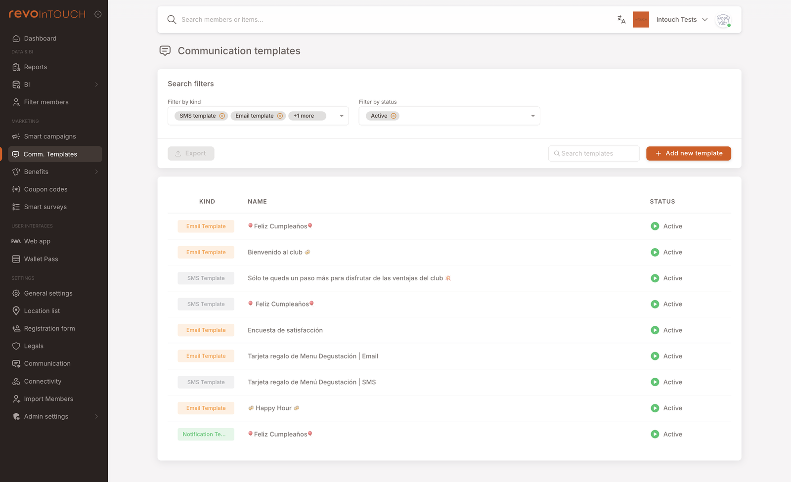 Die Listenansicht der Komm. Vorlagen, die acht Vorlagen gemischter Kategorien zeigt — E-Mail-Vorlage, SMS-Vorlage, Benachrichtigungsvorlage — jeweils mit Status Aktiv. Filter oben: Nach Art filtern (SMS-Vorlage, E-Mail-Vorlage, +1 weitere), Nach Status filtern (Aktiv). Schaltfläche Neue Vorlage hinzufügen rechts.