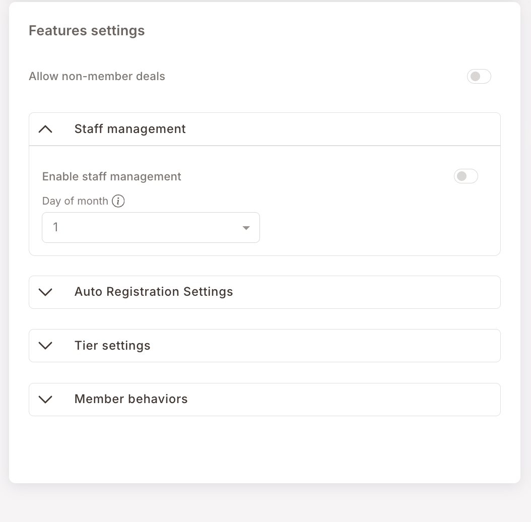 Akkordeon Personalverwaltung aufgeklappt — Schalter Personalverwaltung aktivieren, Dropdown Tag des Monats auf „1" gesetzt.