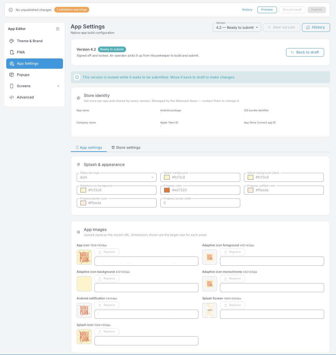 App-Settings-Panel — Versionsauswahl mit „4.2 — Ready to submit“, schreibgeschützte Store identity und der Tab App settings mit den Farben unter Splash & appearance und den Upload-Slots unter App images