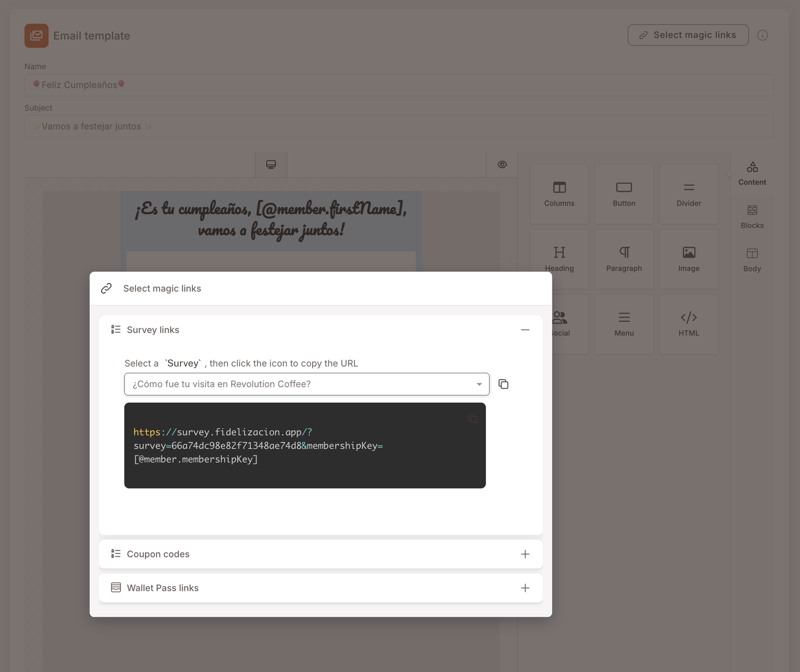 Derselbe Picker mit erweiterten Umfrage-Links. Zeigt ein Dropdown zur Auswahl der Umfrage ("¿Cómo fue tu visita en Revolution Coffee?"), ein Symbol zum Kopieren der URL und eine Beispiel-URL-Vorschau: https://survey.fidelizacion.app/?survey=66a74dc9be82f71348ae74d8&amp;membershipKey=[member.membershipKey].