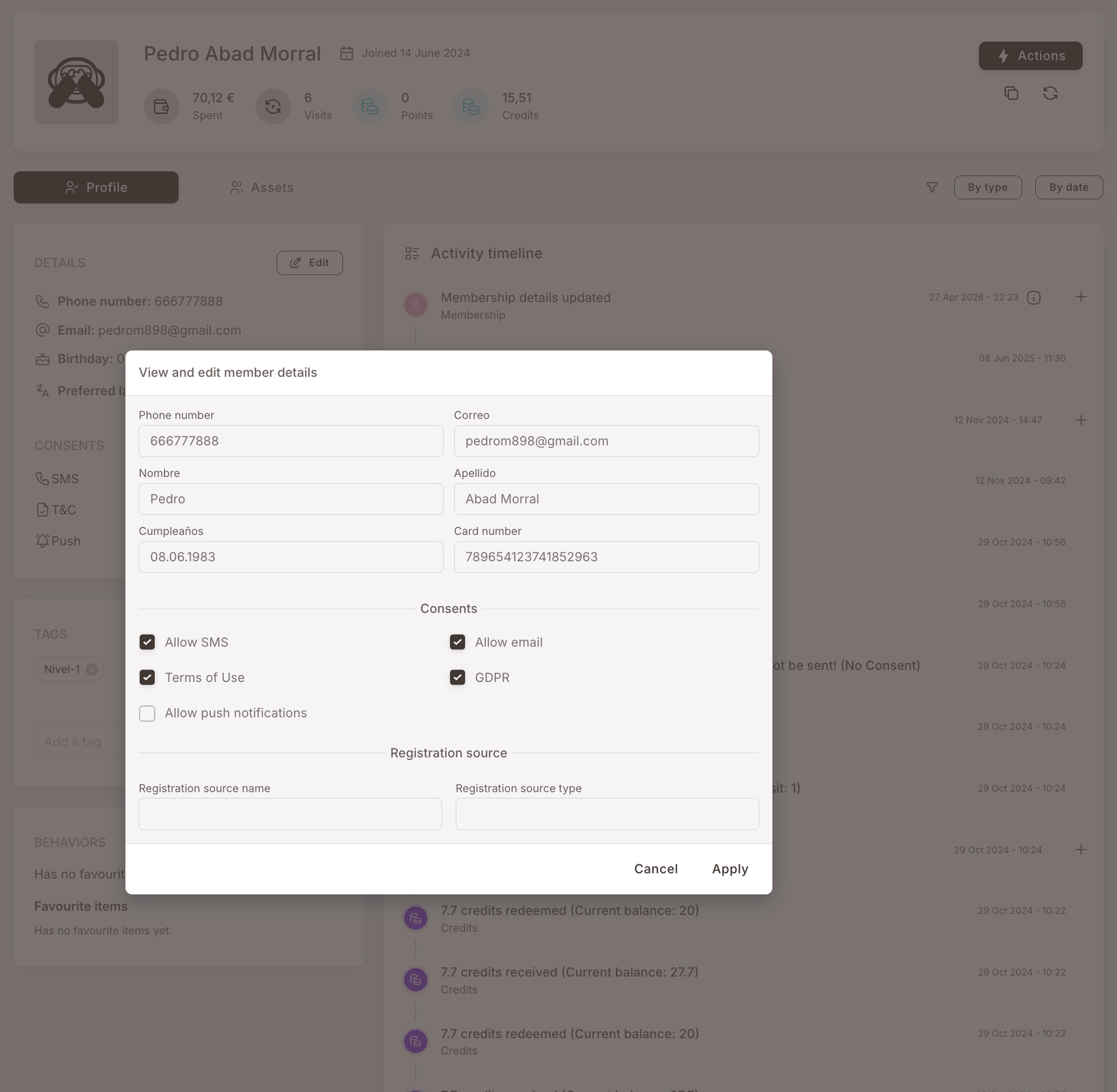 Modal Mitgliederdetails anzeigen und bearbeiten, geöffnet aus einem Mitgliederprofil. Sichtbare Felder: Telefonnummer, Correo, Nombre, Apellidos, Cumpleaños, Kartennummer, Einwilligungen (SMS erlauben, E-Mail erlauben, Nutzungsbedingungen, DSGVO, Push-Benachrichtigungen erlauben — Kontrollkästchen), Registrierungsquelle (Name, Typ). Schaltflächen Abbrechen / Anwenden unten rechts.