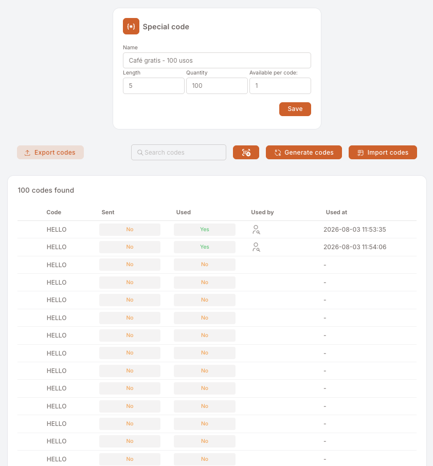 Detailansicht eines Gutscheincode-Datensatzes mit dem Namen "Café gratis - 100 usos". Das Formular Special code zeigt Length 5, Quantity 100, Available per code 1. Unter den Schaltflächen Export codes / Generate codes / Import codes steht in der Tabelle "100 codes found", und jede Zeile zeigt denselben Code, HELLO. Die ersten beiden Zeilen zeigen Used = Yes mit einem Mitglieds-Symbol unter Used by und den Zeitstempeln 2026-08-03 11:53:35 und 2026-08-03 11:54:06; die übrigen Zeilen zeigen Used = No mit leerer Spalte Used at.