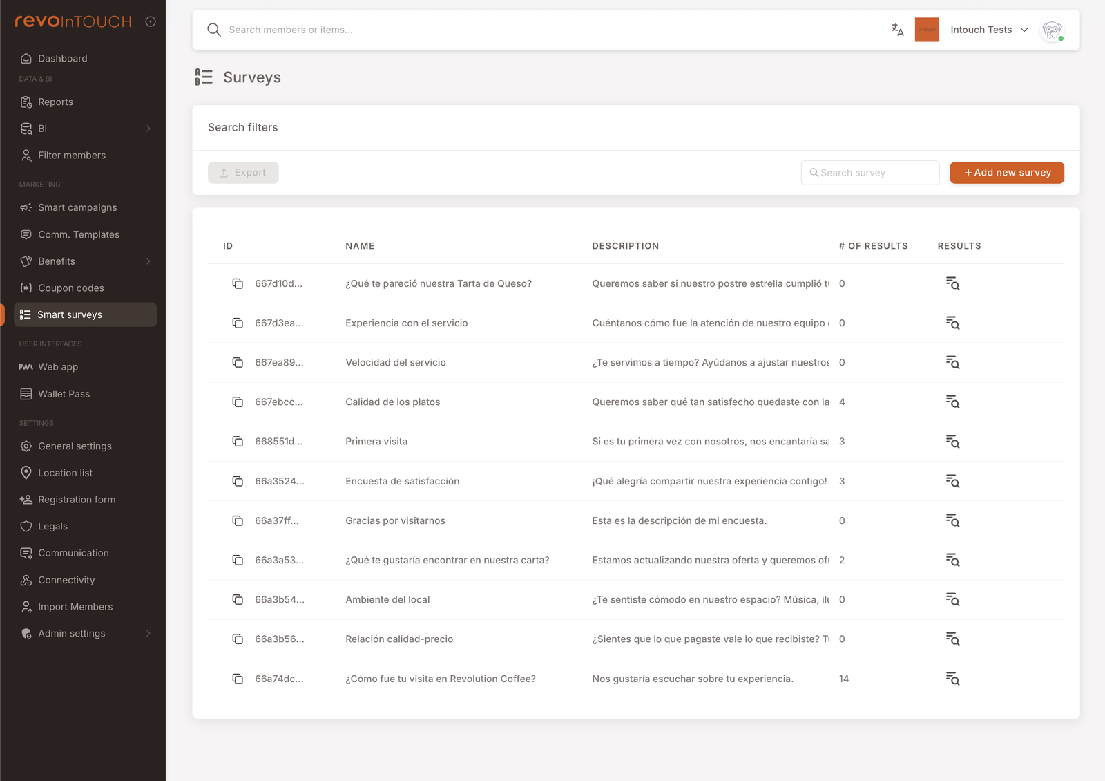 Die Listenansicht der Intelligenten Umfragen. Werkzeugleiste oben mit Suche und Schaltfläche "+ Add new survey". Tabellenspalten: ID, Name, Description, # of Results, Ergebnisse-Aktion. Zeilen u.a. "¿Qué te pareció nuestra Tarta de Queso?", "Experiencia con el servicio", "Velocidad del servicio", "Calidad de los platos", "Primera visita", "Encuesta de satisfacción", "Gracias por visitarnos", "Qué te gustaría encontrar en nuestra carta?", "Ambiente del local", "Relación calidad-precio", "¿Cómo fue tu visita en Revolution Coffee?". Jede Zeile hat ein Ergebnis-Symbol als Aktion rechts.