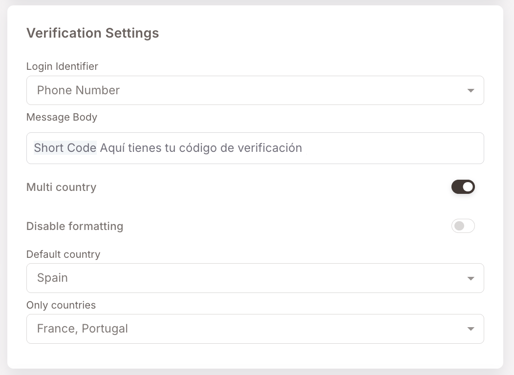 Tarjeta Configuración de verificación. Identificador de inicio de sesión configurado en Número de teléfono. El cuerpo del mensaje muestra una plantilla OTP en español usando el token Código corto. Interruptor Multipaís encendido, País por defecto España, Solo países configurado en Francia, Portugal.