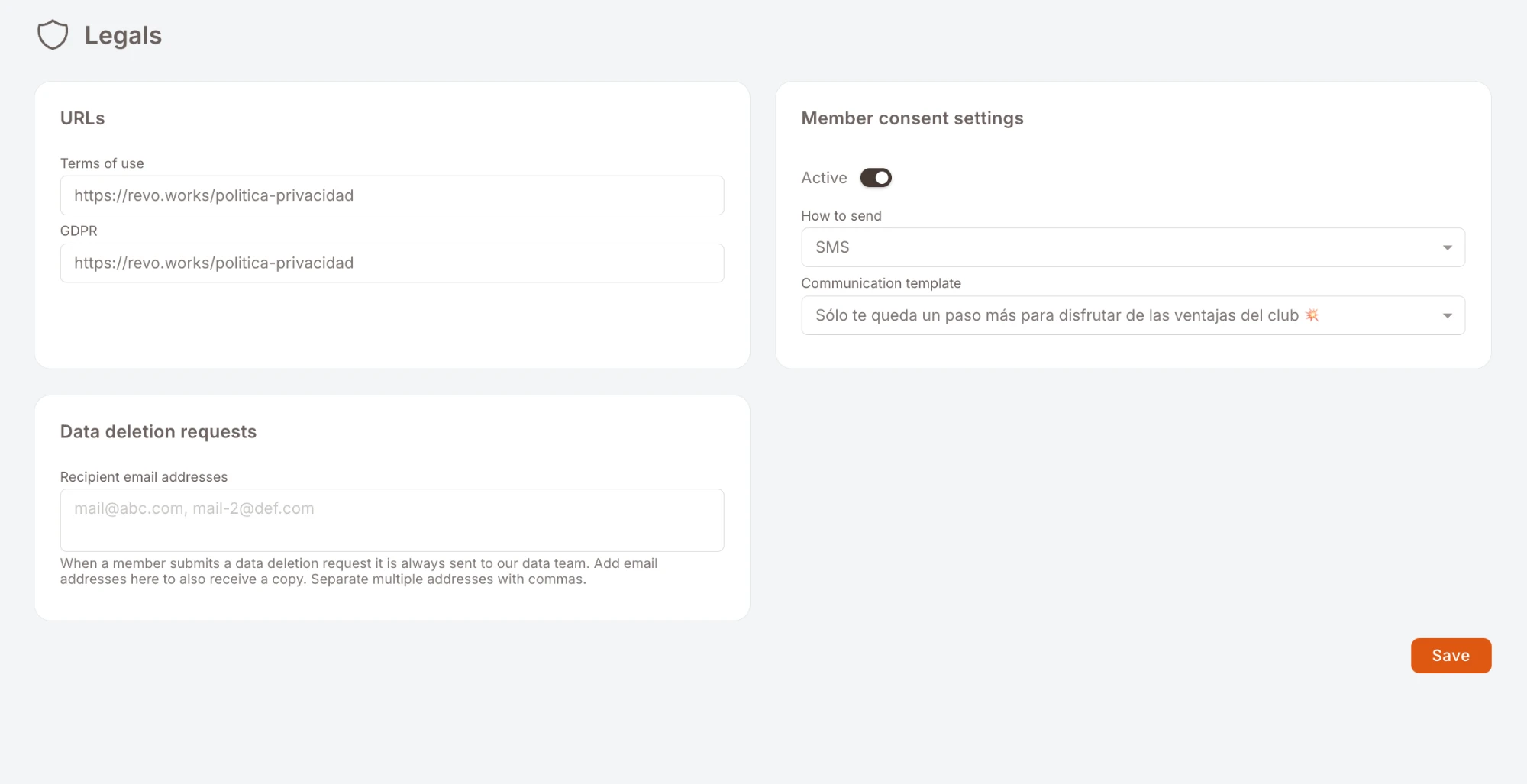 La página Legales y sus tres tarjetas. Arriba a la izquierda: tarjeta URL con los campos Términos de uso y RGPD, ambos rellenados con la URL de la política de privacidad del negocio. Arriba a la derecha: tarjeta Configuración de consentimiento del miembro con el interruptor Activo encendido, Cómo enviar en SMS y Plantilla de comunicación en "Sólo te queda un paso más para disfrutar de las ventajas del club". Abajo a la izquierda: tarjeta Solicitudes de eliminación de datos con el campo Direcciones de correo de los destinatarios vacío, mostrando el marcador "mail@abc.com, mail-2@def.com", y debajo el texto de ayuda "Cuando un miembro envía una solicitud de eliminación de datos, siempre se envía a nuestro equipo de datos. Agrega direcciones de correo aquí para recibir también una copia. Separa varias direcciones con comas." Botón Guardar abajo a la derecha.