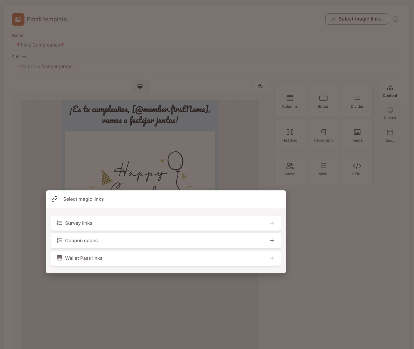 Selector de enlaces mágicos abierto desde el editor de plantilla de correo. El encabezado dice "Seleccionar enlaces mágicos". Tres secciones plegables: Enlaces de encuesta, Códigos de cupón, Enlaces de Wallet Pass — cada una con un botón + (expandir) a la derecha.
