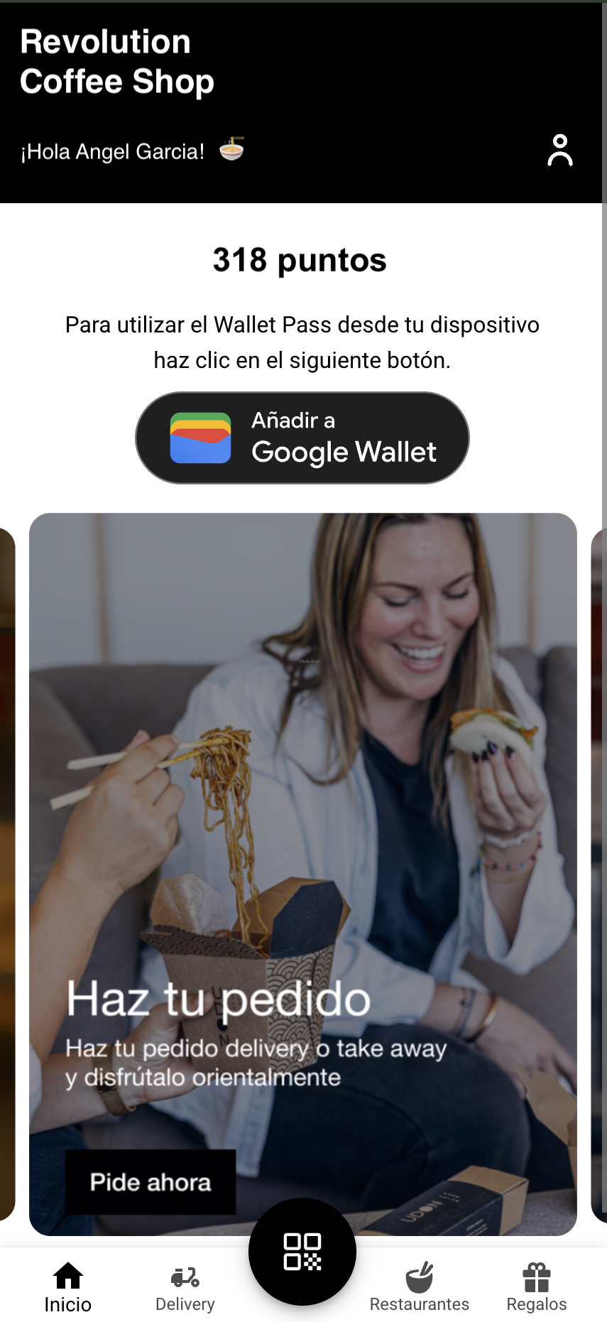 La Web app en un móvil — cabecera "Revolution Coffee Shop" con un saludo personalizado "¡Hola Angel Garcia!", una tarjeta de saldo de puntos con un botón "Añadir a Google Wallet", una diapositiva de carrusel promocionando una oferta de delivery, y una barra de navegación inferior con Inicio / Delivery / Restaurantes / Regalos
