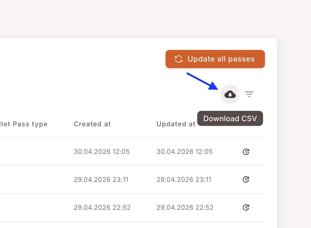 El icono de nube de Descargar CSV resaltado con una flecha, ubicado entre el icono de filtros y el botón Actualizar todos los pases en la parte superior de la pestaña Pases