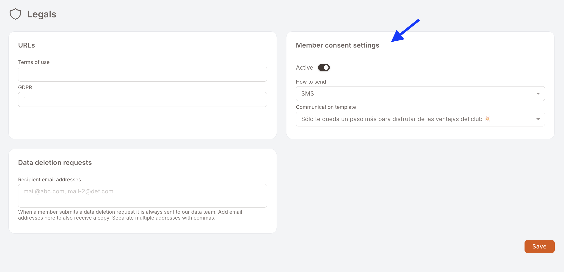 Yasal sayfası. Sağda, Active anahtarı açık, How to send açılır listesi SMS olarak ayarlı ve Communication template açılır listesi "Sólo te queda un paso más para disfrutar de las ventajas del club" olarak ayarlı Member consent settings kartı. Solda Terms of use ve GDPR alanlarını içeren URLs kartı ve altında Data deletion requests kartı.