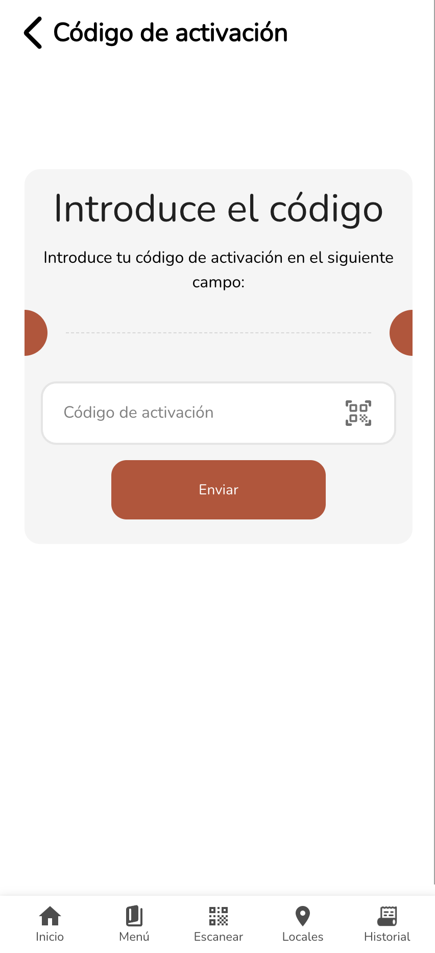 Mobil Web uygulamasında üye tarafındaki kupon giriş sayfası. Geri okuyla "Código de activación" başlığı. "Introduce el código" başlıklı kart, "Introduce tu código de activación en el siguiente campo:" yazılı, sağda QR tarama simgesi olan "Código de activación" etiketli bir giriş alanı ve mercan rengi bir "Enviar" düğmesi. Alt navigasyon: Inicio / Menú / Escanear / Locales / Historial.