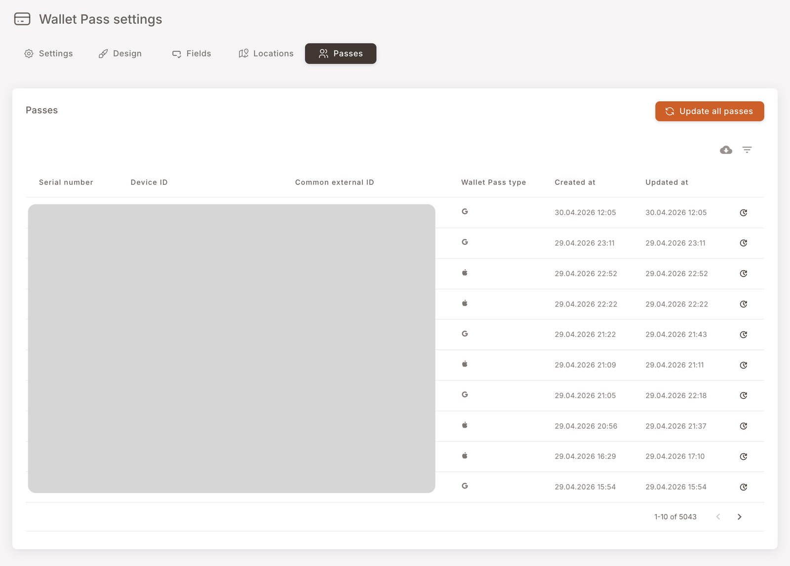 Pasolar sekmesi — her indirilmiş pasoyu Serial number, Device ID, Common external ID, Wallet Pass tipi (Apple veya Google), Created at, Updated at sütunları ve satır başına bir yenileme simgesiyle listeleyen sayfalandırılmış bir tablo. Sayaç bu örnekte 5043'ün 1-10'unu gösteriyor
