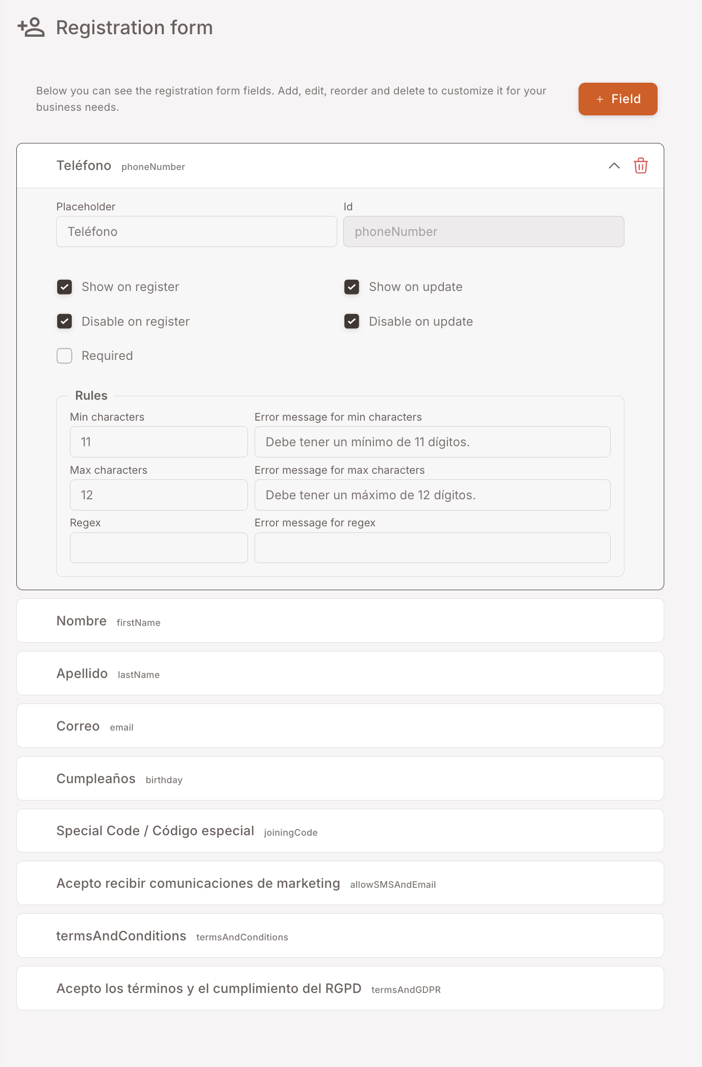 Kayıt Formu sayfası. Başlıkta "Registration form — Below you can see the registration form fields. Add, edit, reorder and delete to customize it for your business needs." yazıyor. Sağda bir "+ Field" düğmesi. Teléfono (phoneNumber) kartı genişletilmiş; Placeholder "Teléfono", Id "phoneNumber", Show on register, Show on update, Disable on register, Disable on update, Required onay kutuları ve Min characters 11 (hata mesajı İspanyolca), Max characters 12, Regex (hata mesajıyla) içeren bir Rules bölümü görünür. Altta: Nombre, Apellido, Correo, Cumpleaños, Special Code / Código especial, Acepto recibir comunicaciones de marketing, termsAndConditions, Acepto los términos y el cumplimiento del RGPD için kapalı kartlar.